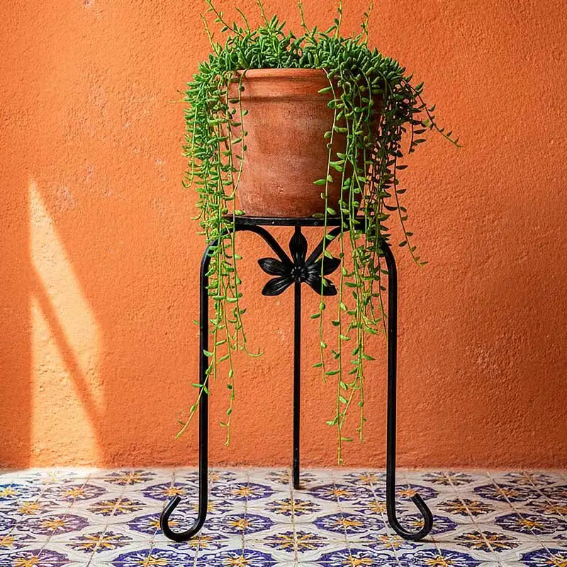 Base alta para maceta para interior o exterior diseño en trípode de hierro forjado