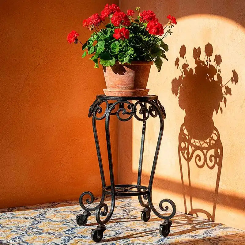 Base con ruedas para macetas diseño con forja